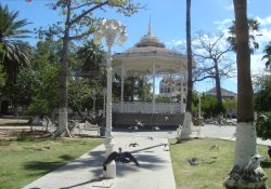 Inician trabajos de rescate del kiosco de la Plaza 13 de Julio