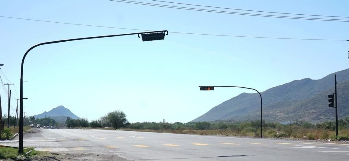 Instalan nuevo semáforo en carretera al Aeropuerto de Guaymas