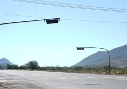 Instalan nuevo semáforo en carretera al Aeropuerto de Guaymas