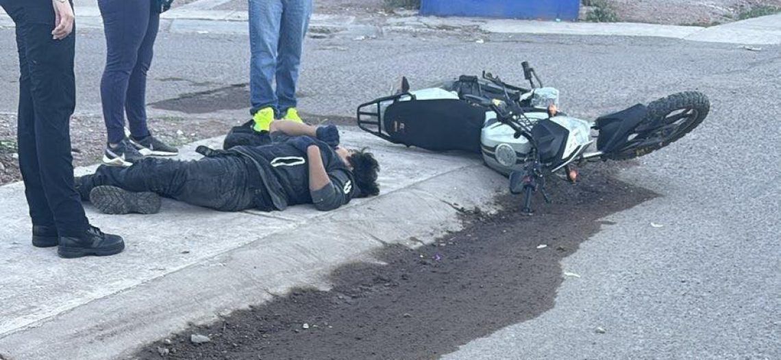 Motociclista derrapa por fuga de agua en Guaymas; persiste problema de fugas en la ciudad
