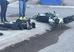 Motociclista derrapa por fuga de agua en Guaymas; persiste problema de fugas en la ciudad