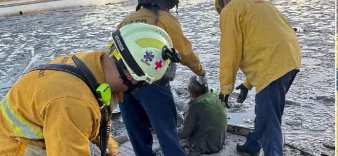 Rescatan a hombre atrapado más de 12 horas en el fango