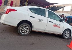 Cae taxista en rejilla de drenaje