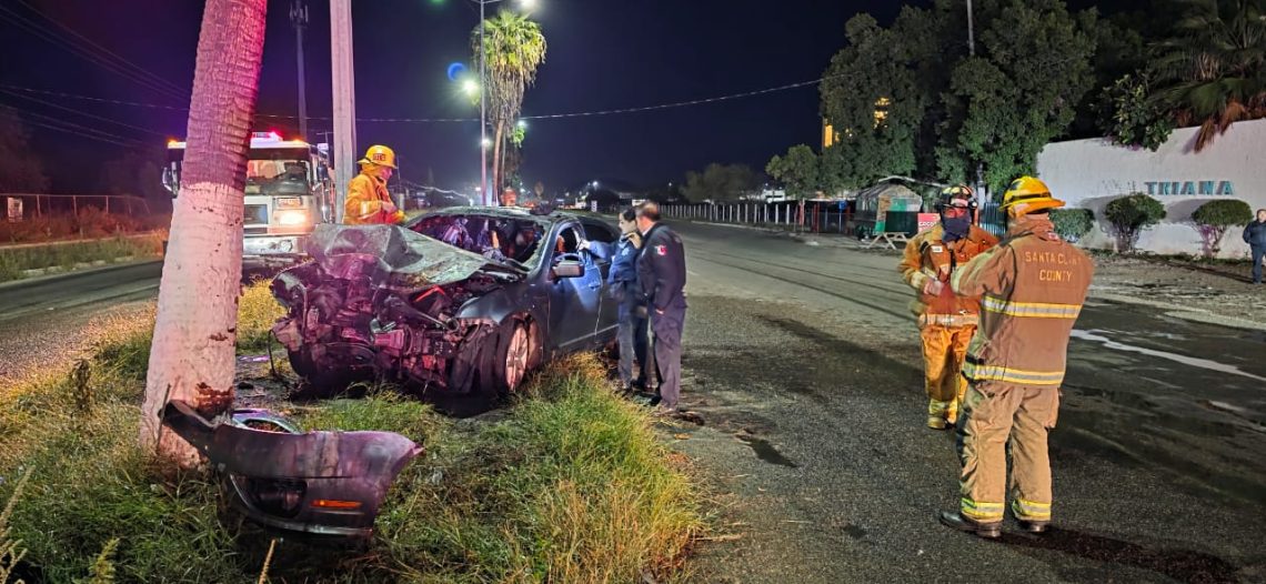 Choca y se incendia auto en San Carlos