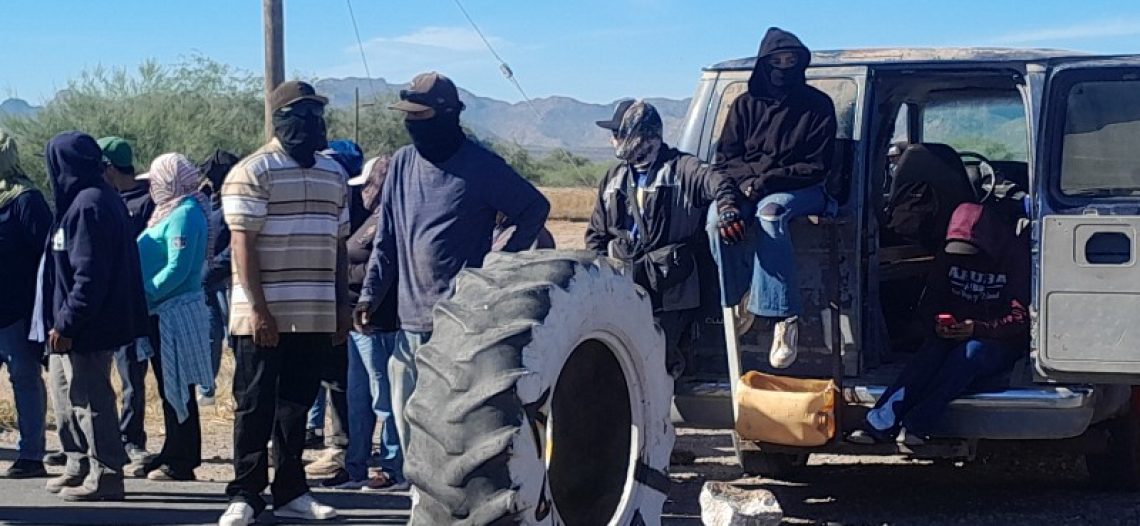 Bloquean jornaleros agrícolas carretera
