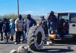 Bloquean jornaleros agrícolas carretera