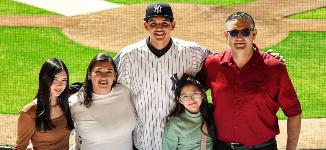 Yael Cancio, pitcher hermosillense firma con los Yankees de Nueva York