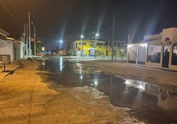 Reportan enorme fuga de agua potable en colonia Libertad en Empalme