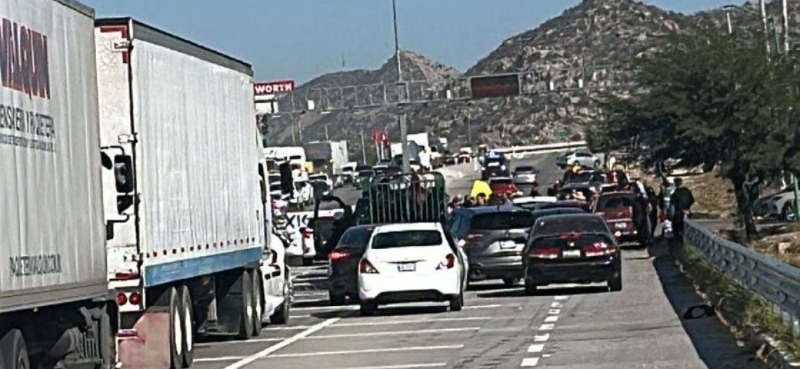 Bloqueo provoca caos vial en la carretera Guaymas–Hermosillo