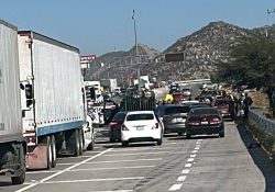 Bloqueo provoca caos vial en la carretera Guaymas–Hermosillo