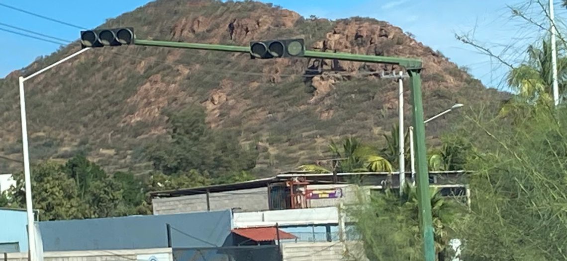 Denuncian automovilistas falla en semáforo del bulevar Costa Azul en Guaymas