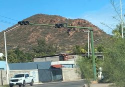 Denuncian automovilistas falla en semáforo del bulevar Costa Azul en Guaymas