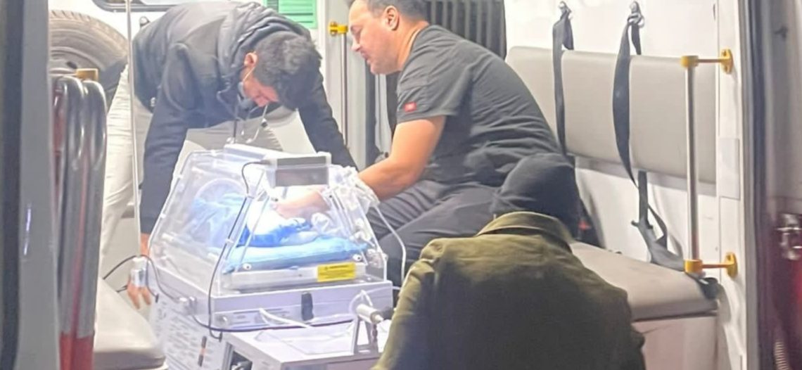 Rescatan a bebé abandonado en contenedor de basura