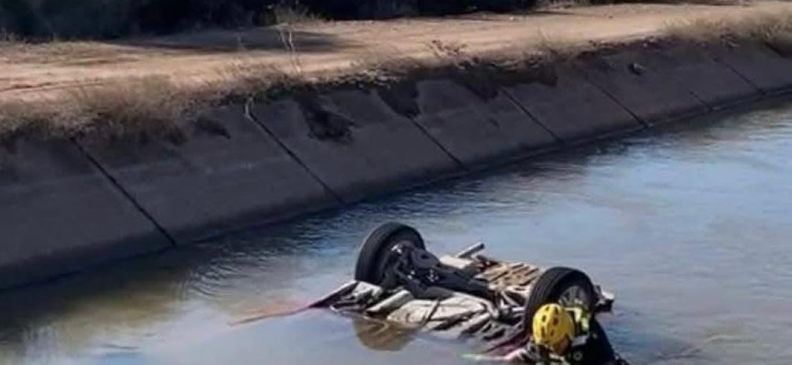 Fallecen cuatro jóvenes al caer su auto a un canal