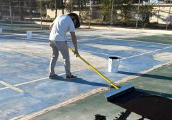 Liga Municipal de tenis avanza en rehabilitación de cancha en unidad deportiva