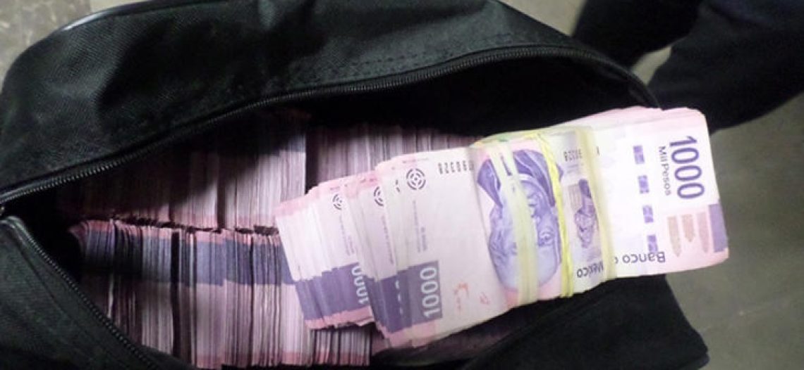 Localizan mochila con 18 mil pesos tras reporte de robo en Plaza del Sol