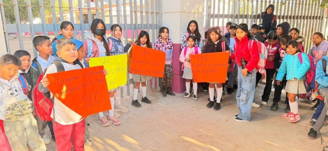 Padres de familia toman primaria en Vícam por falta de energía eléctrica