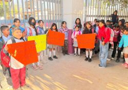 Padres de familia toman primaria en Vícam por falta de energía eléctrica