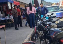 Protección Civil Municipal retira puestos instalados sobre hidrantes en la calle Serdán