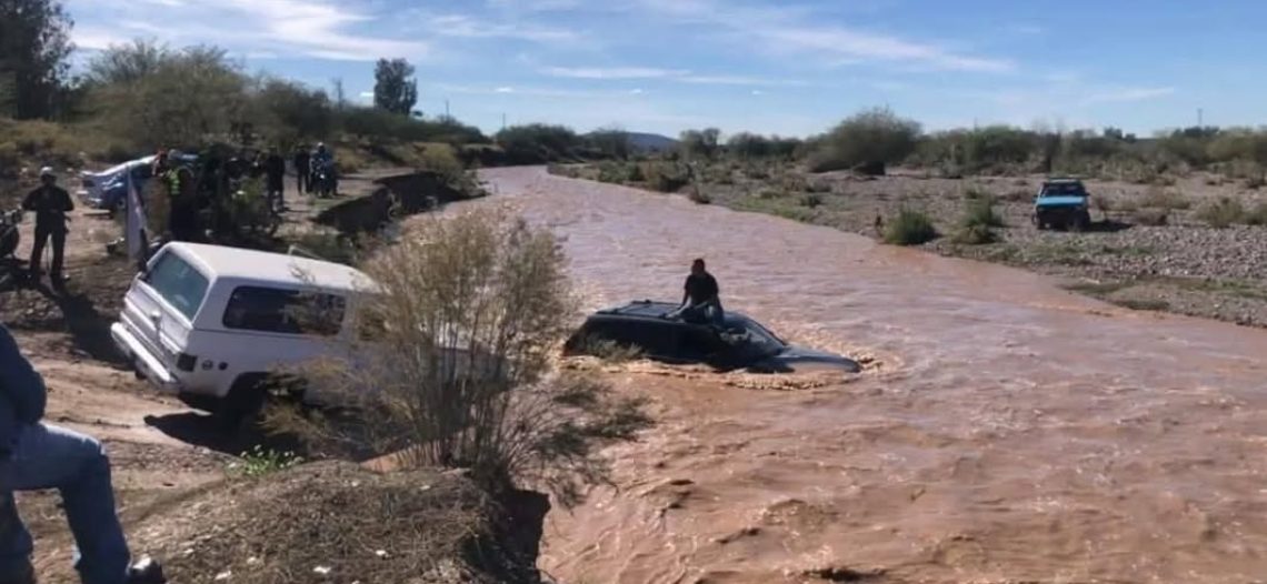 Rescatan a persona arrastrada por la corriente de un río en Santa Ana