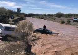 Rescatan a persona arrastrada por la corriente de un río en Santa Ana