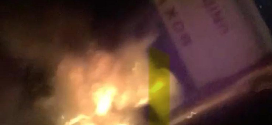 Se incendia vehículo en la entrada de la Unidad Deportiva