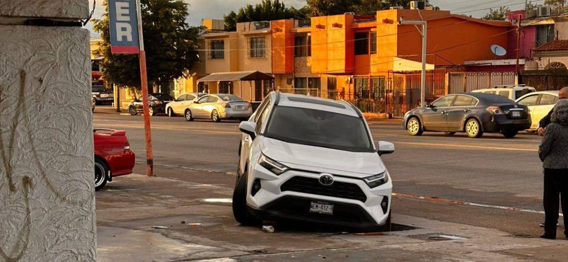 Socavón en Real del Arco lleva meses sin solución en Cd. Obregón