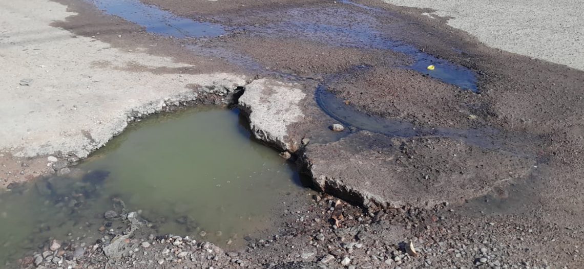 Vecinos de la colonia Fovissste denuncian constantes derrames de drenaje en Guaymas