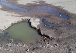 Vecinos de la colonia Fovissste denuncian constantes derrames de drenaje en Guaymas