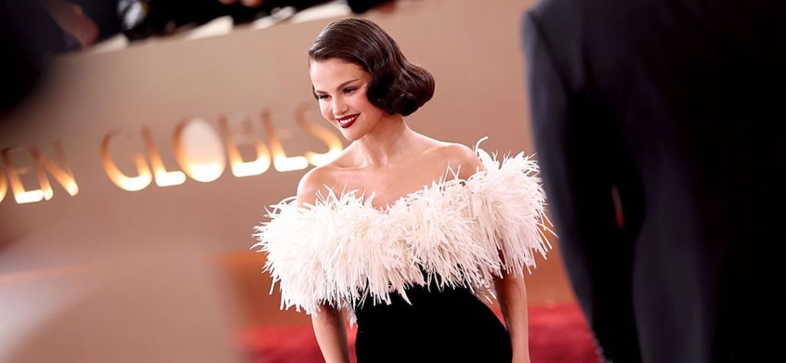 Selena Gomez y sus más de 200 plumas conquista los Globos de Oro 2026