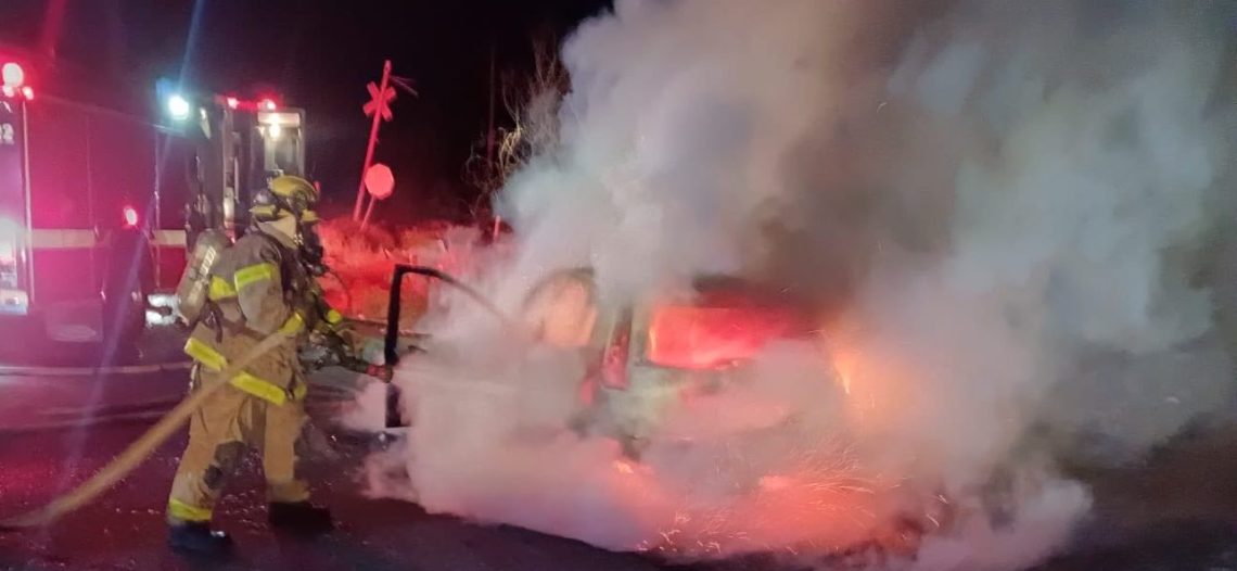 Incendio consume vehículo en la Carretera Internacional, a la altura del entronque a Ortiz