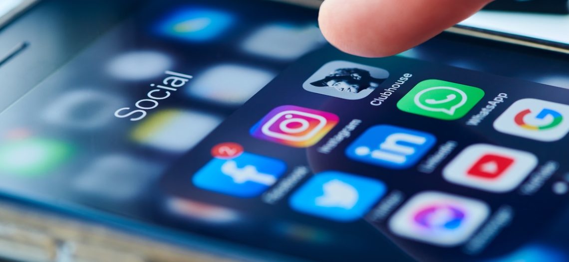 UE apoya proyecto de Francia de prohibir redes sociales a menores de 15 años