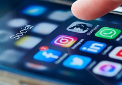 UE apoya proyecto de Francia de prohibir redes sociales a menores de 15 años