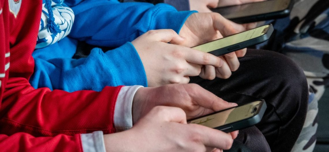Reino Unido analiza prohibir redes sociales para menores de 16 años y regular la IA