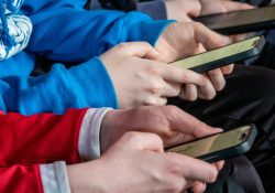 Reino Unido analiza prohibir redes sociales para menores de 16 años y regular la IA