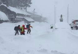 Nueve esquiadores siguen desaparecidos tras avalancha en California