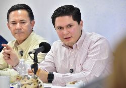 Destinan mil millones de pesos para becas en Sonora