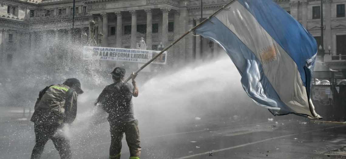 Choques frente al Congreso argentino durante debate de reforma laboral de Milei