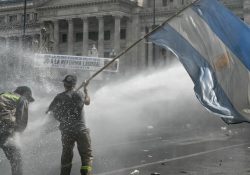 Choques frente al Congreso argentino durante debate de reforma laboral de Milei