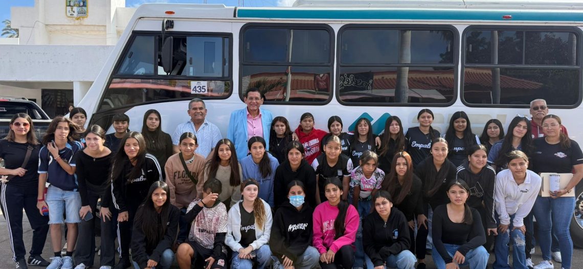 Alcalde Luis Fuentes abanderó a selección femenil de futbol rumbo a la Olimpiada Estatal CODESON 2026