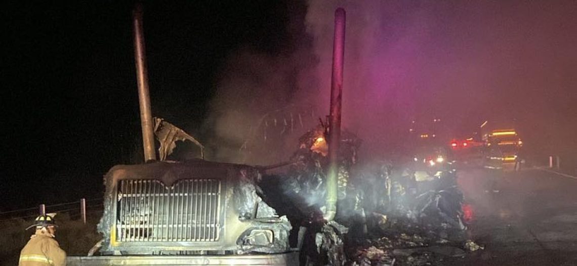 Incendio de tráiler paraliza carretera al sur de Empalme