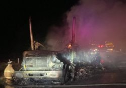Incendio de tráiler paraliza carretera al sur de Empalme