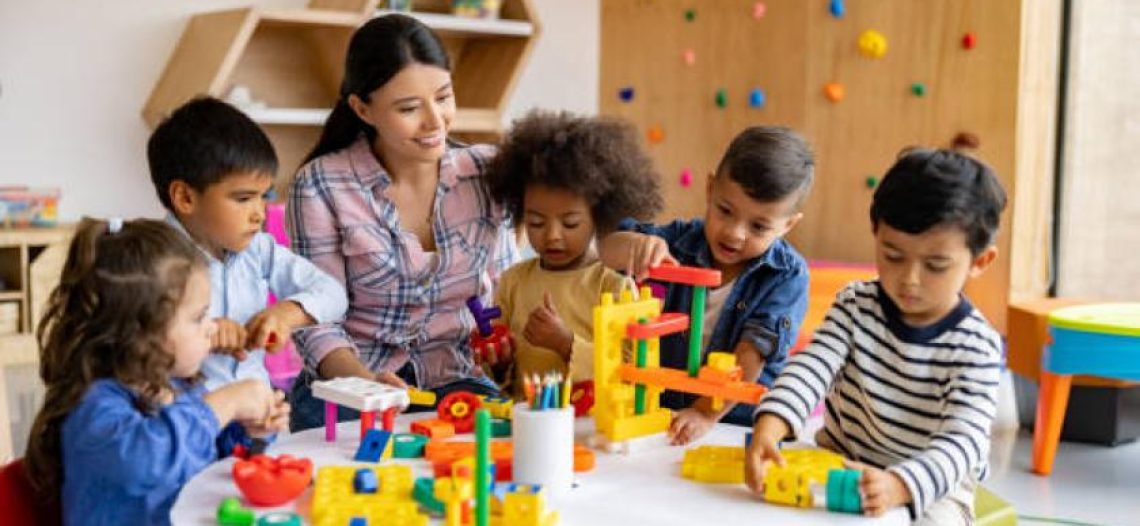 Maestra de preescolar en Illinois es acusada de dar laxantes a niños