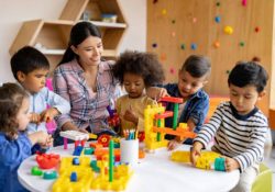 Maestra de preescolar en Illinois es acusada de dar laxantes a niños