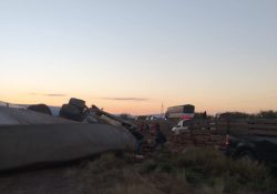 Tráiler cargado de tomate vuelca al sur de Empalme y genera afectaciones en circulación