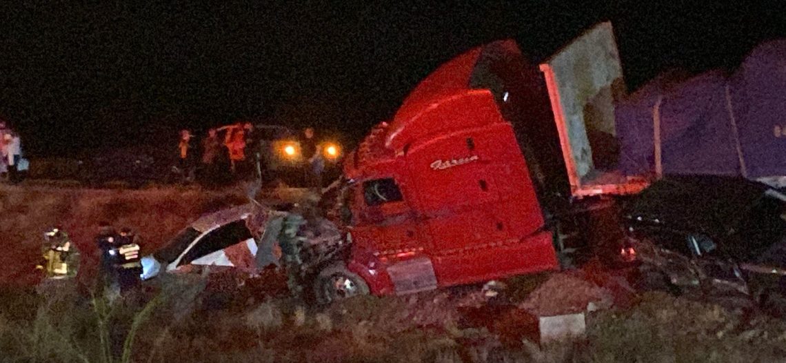 Se llevan 20 toneladas de cerveza tras volcadura de tráiler en Carretera Federal 15