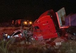 Tráiler choca cinco vehículos en carretera Empalme-Obregón y causa caos vial