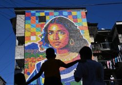 Elaboran una versión de la Gioconda con 100 mil tapas de plástico en El Salvador