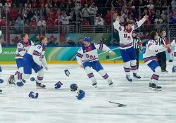 Estados Unidos vence a Canadá y gana su primer oro en hockey desde 1980