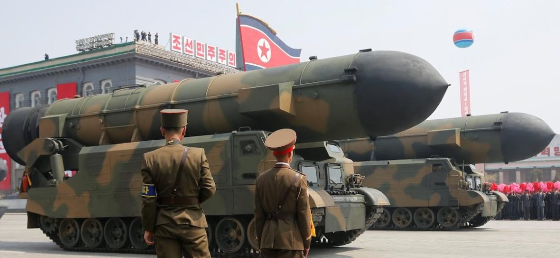 Corea del Norte presenta nuevo lanzacohetes; tiene capacidad nuclear